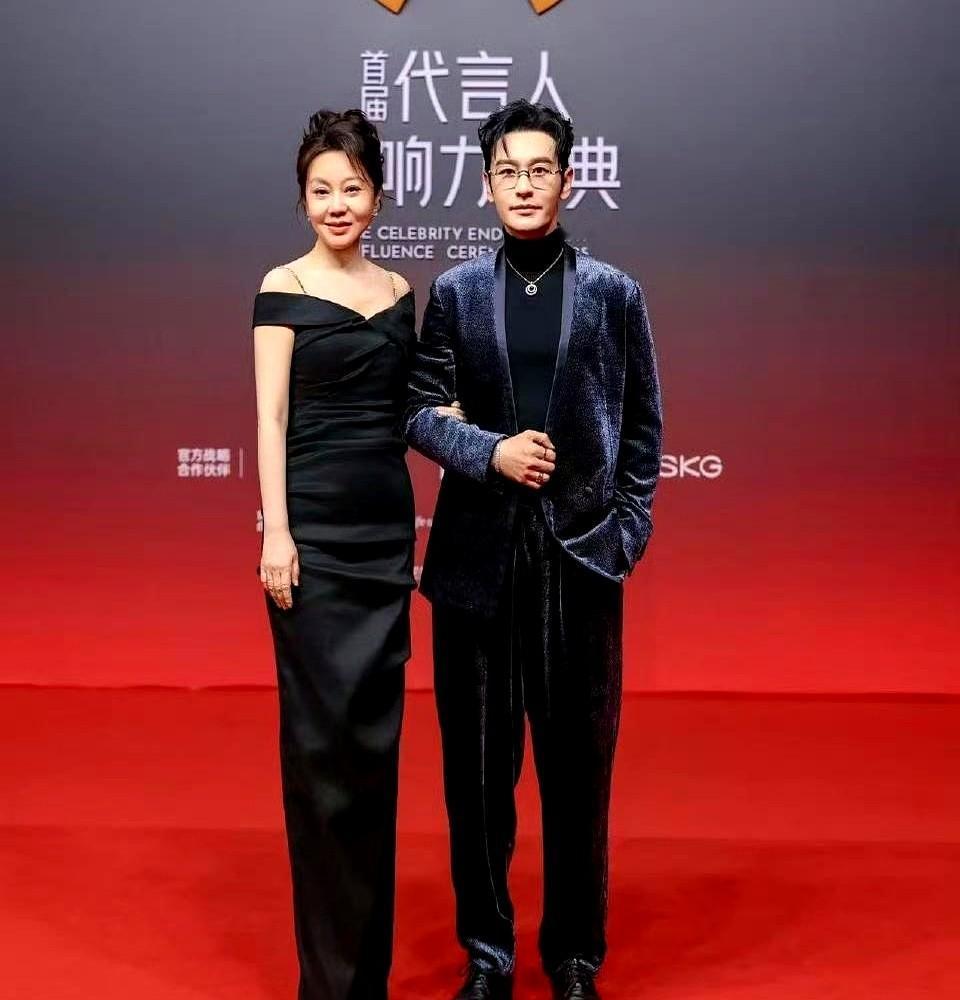 第一次觉得闫妮也压不住黄晓明的油，黄晓明已经很努力了，霸总语录不说了，表情都不敢