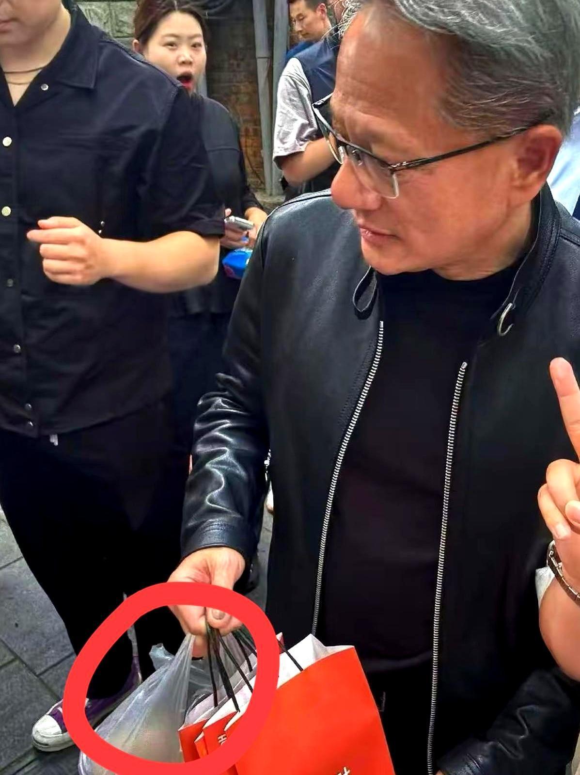 夜里那条小吃街，人还没散，一位穿黑T的熟面孔在摊位前左右开弓，碗盘叠得像城墙。