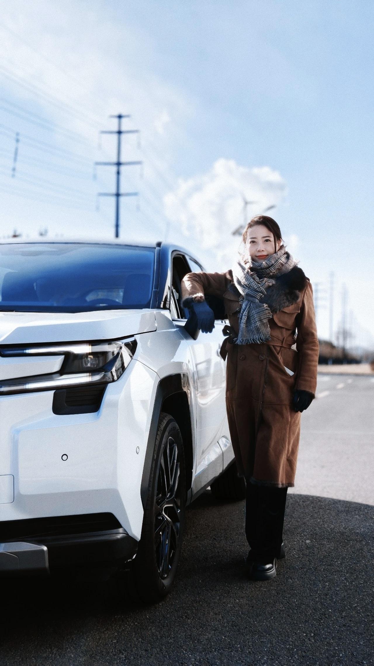 1月9日，一汽丰田第六代RAV4荣放交付仪式现场热闹非凡，12位首批车主从工作人