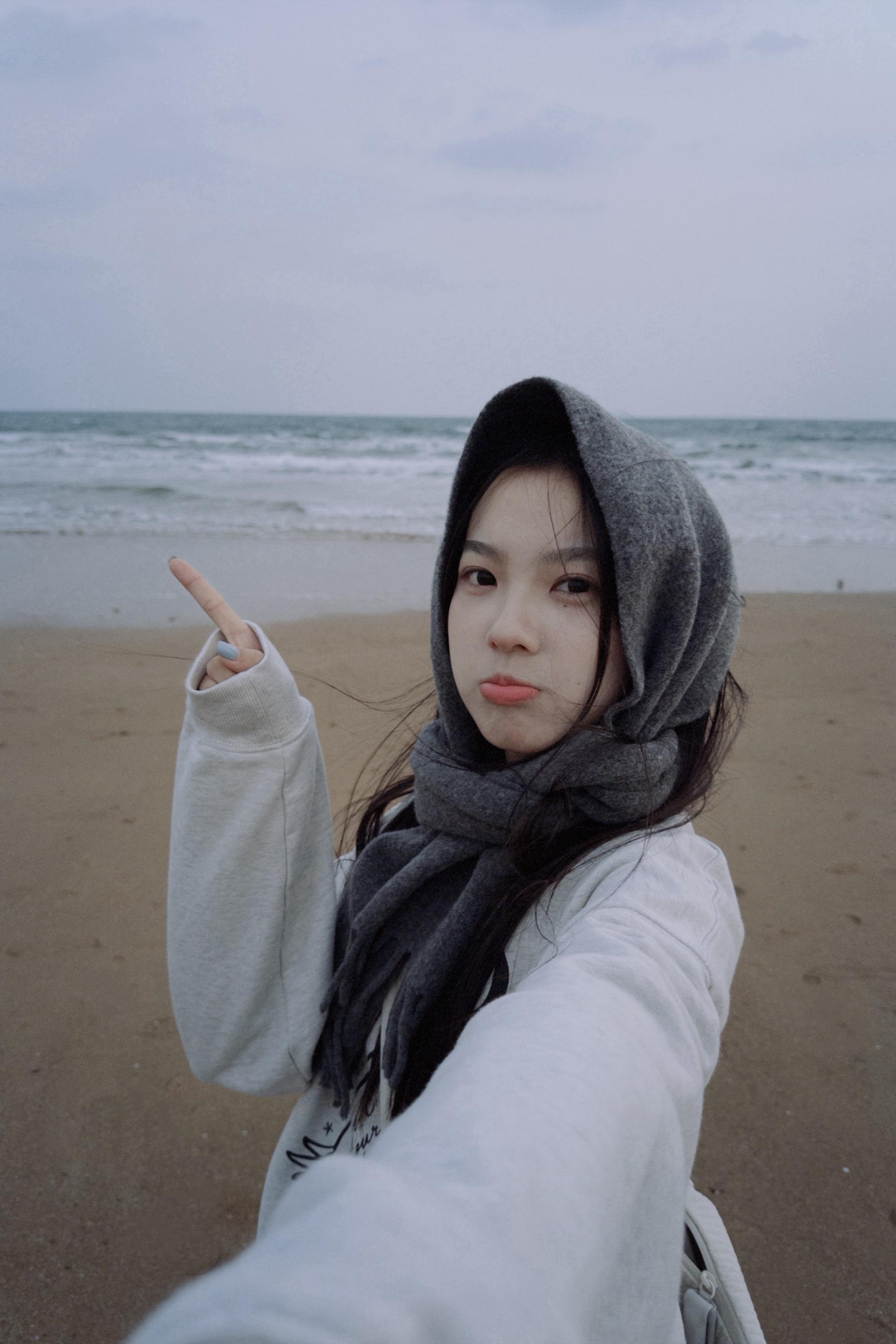 时间是来不及计算的 直到冷空气裹挟着回忆涌来 我才发觉又是一年