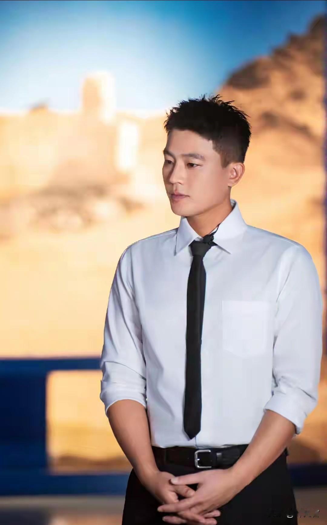 一觉睡醒，
是不是全网都知道了
33岁的全民男神欧豪，新剧《交锋》要开播了。
 