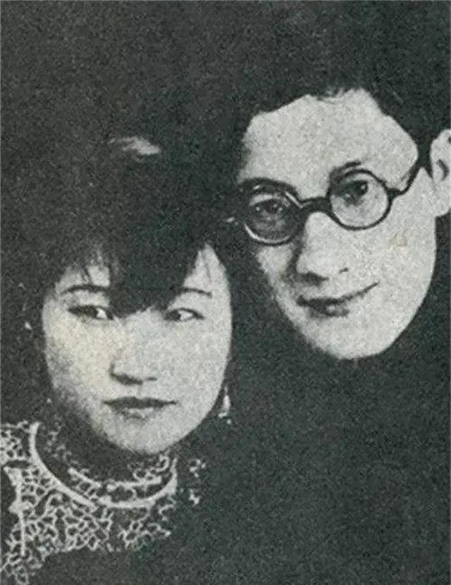 一天，徐志摩不在家，徐志摩的母亲也从外面刚回来，在经过徐志摩的妻子陆小曼的房间时