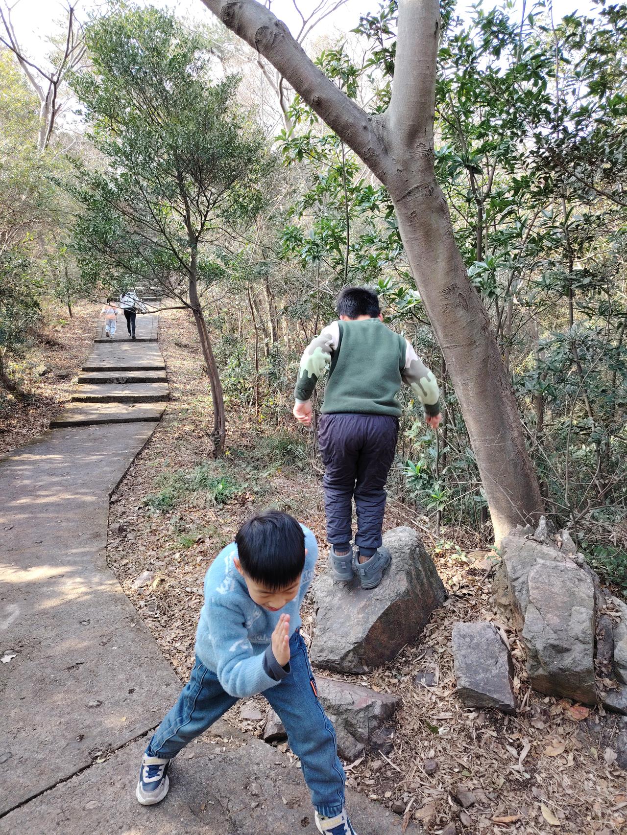 趁天气好，带着这精力旺盛的俩，感受下累的感觉！