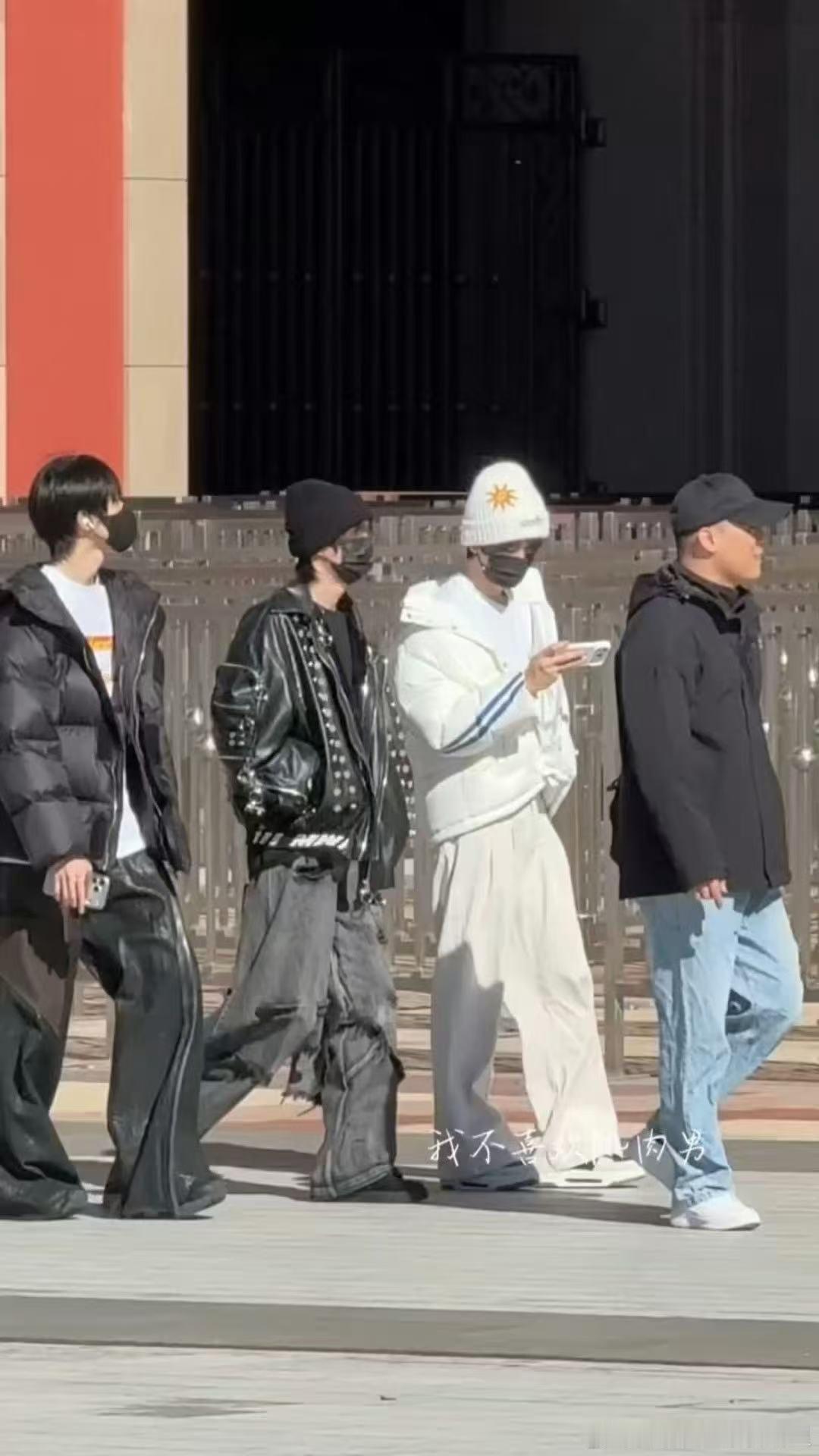 童禹坤邓佳鑫黄朔环球影城被偶遇 ​​​有三个帅哥被偶遇咯～私服好帅！ ​​​