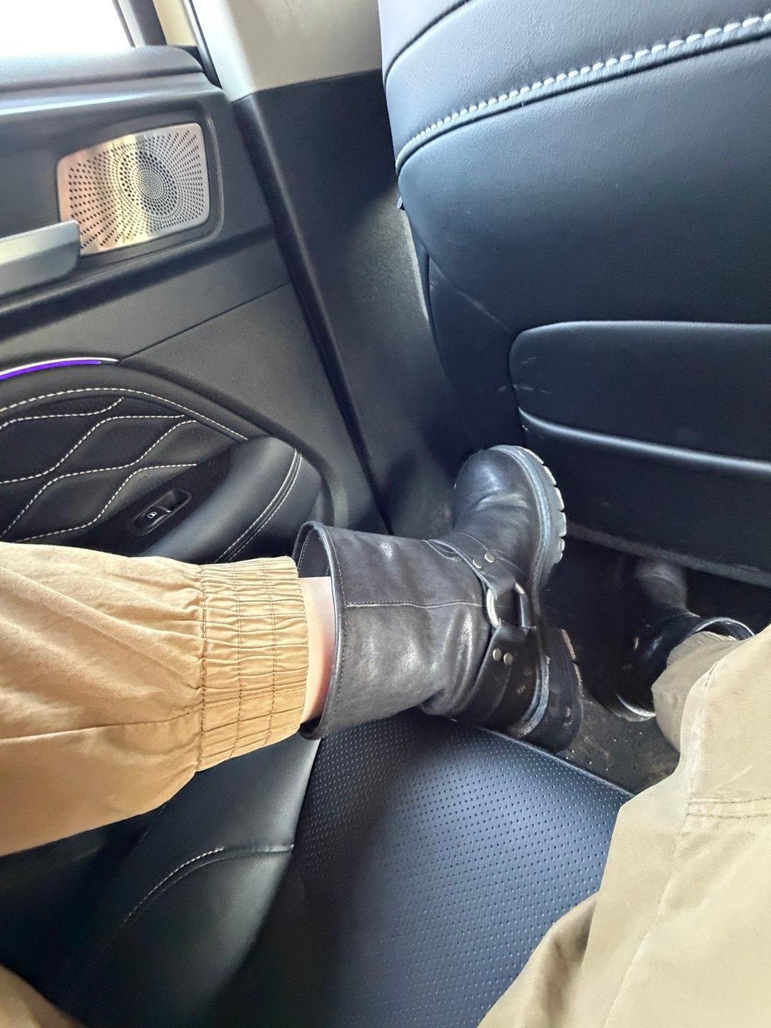 车🚗救回来了！这不就是豁沙子的乐趣嘛～整个靴筒都是沙子……  ​​​