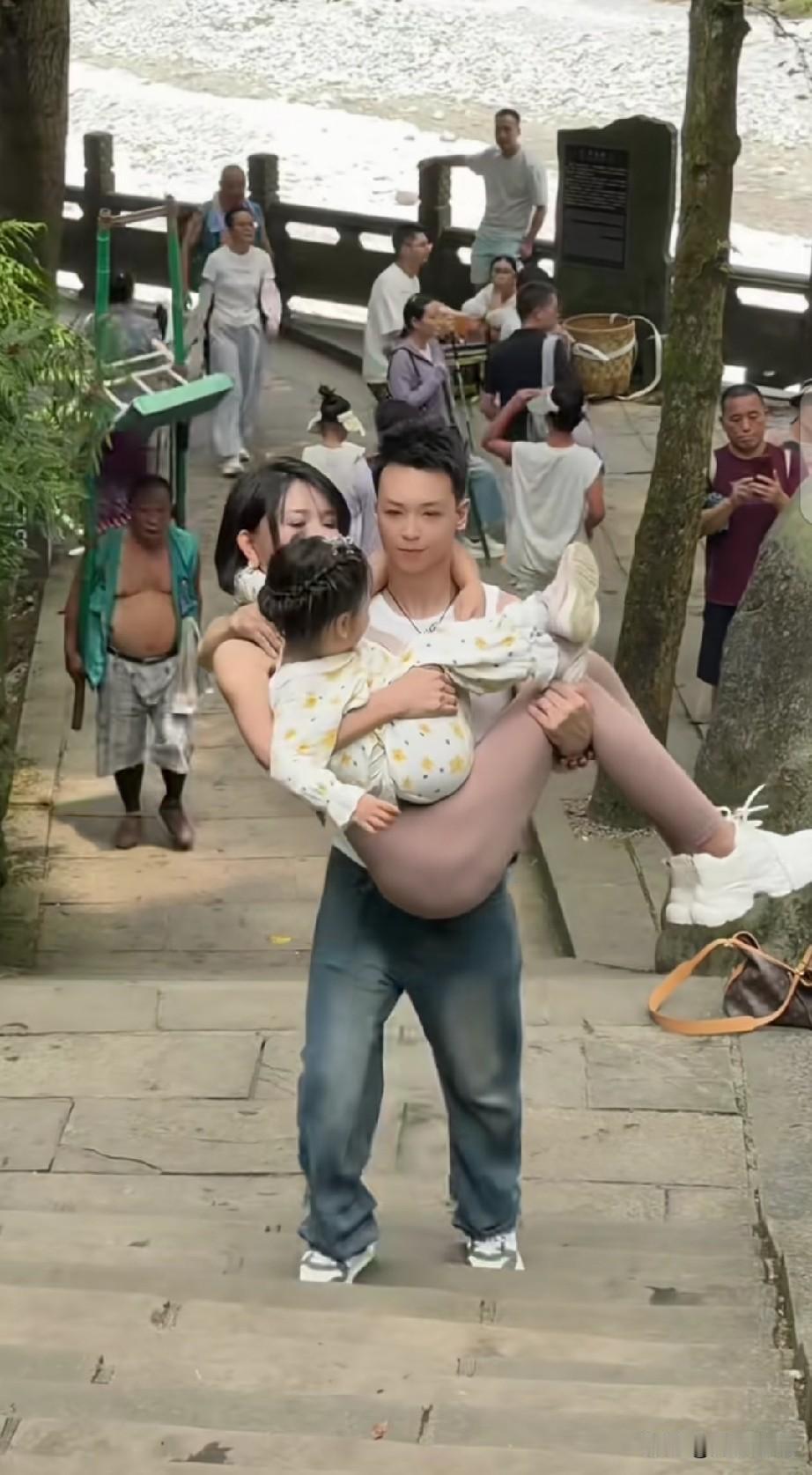 宝娃情龙力气真大，双手抱着龚玥菲及其她闺女爬峨眉山了。轻功水上漂，气都不带喘，虽