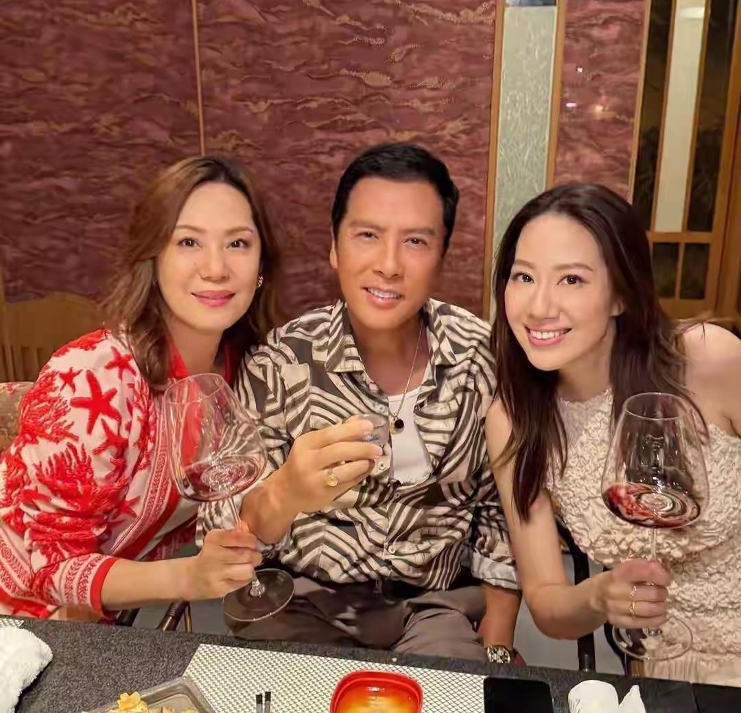 她们站在一起，像一幅被时间温柔对待的画。
62岁的汪徐莉君，和女婿甄子丹同岁，却