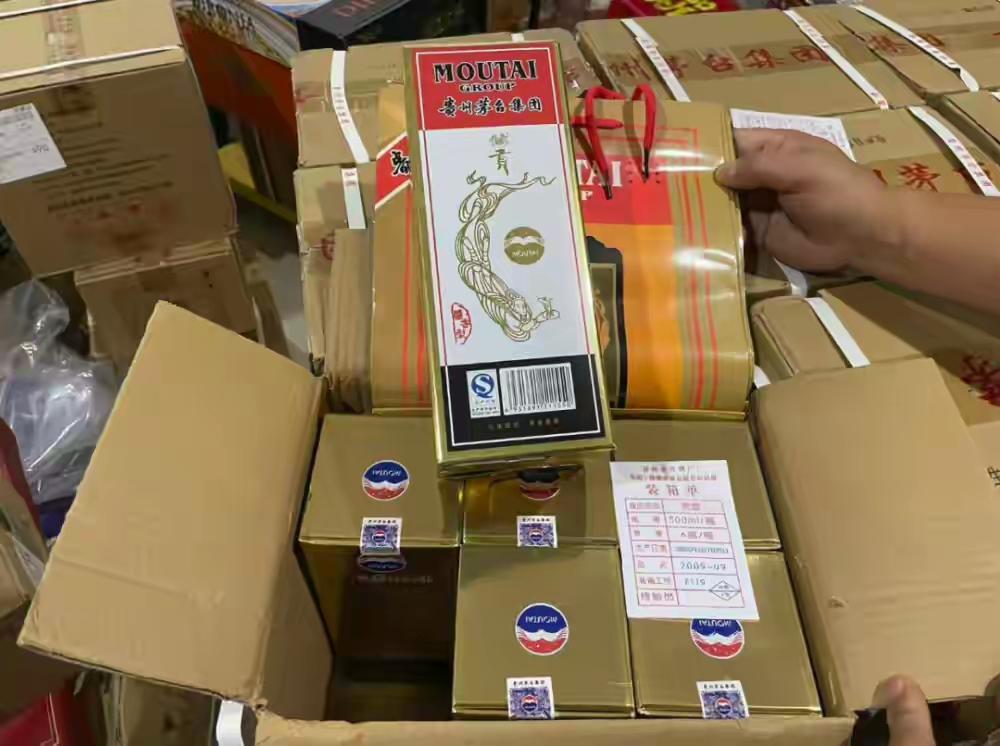 直播质量谁保障？

直播间的灯光总是打得格外明亮，主播的声音通过高清麦克风传递出