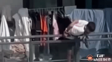 泰国中文社2月4日报道：诈骗园区骇人画面发现一名男子双手被绑在西岗市区酒店求救，