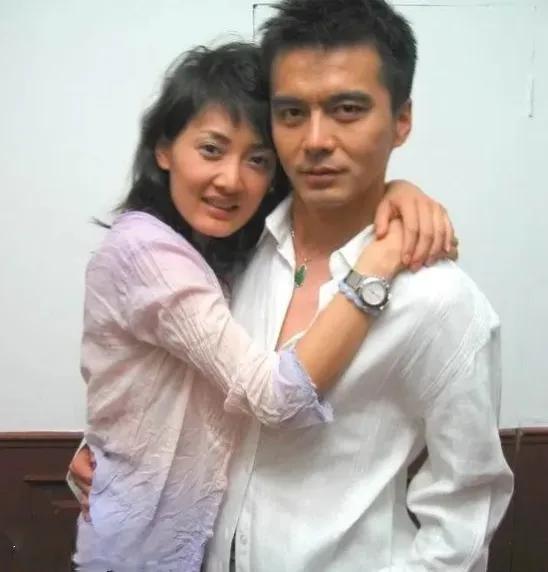 据说，许亚军、牛莉在拍电视剧《空镜子》时连续两天没有休息，感觉疲惫不堪，当时休息