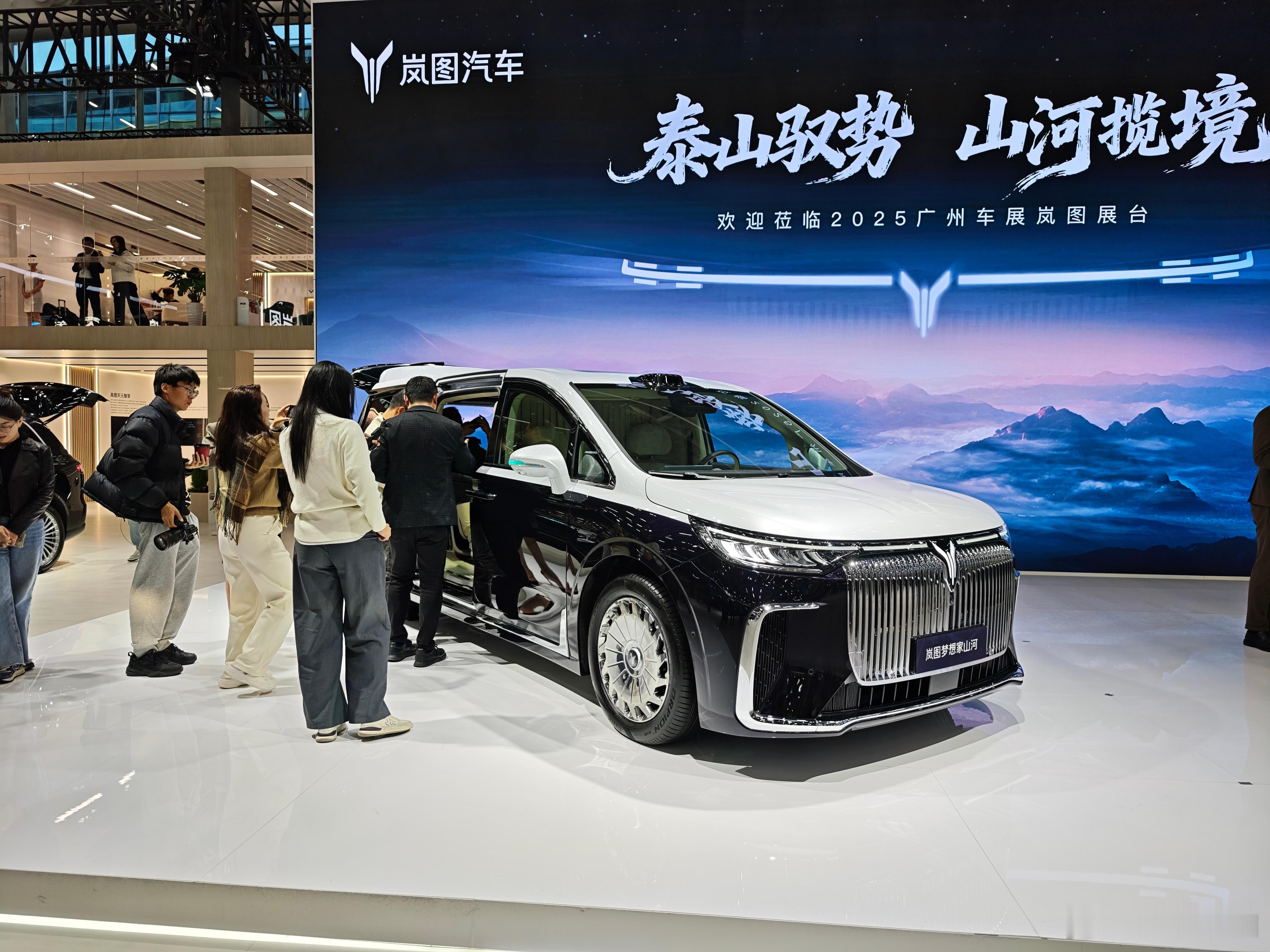 新时代“扮猪吃老虎”车型之——岚图梦想家山河。看外观只是比普通版梦想家多了大饼轮