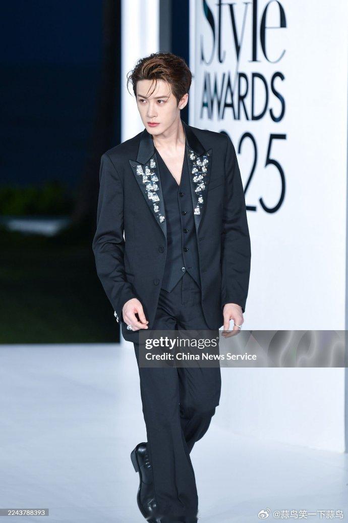 中新社为檀健次拍摄的生图包含 ELLE 相关场景，作为权威媒体的作品，这些生图传