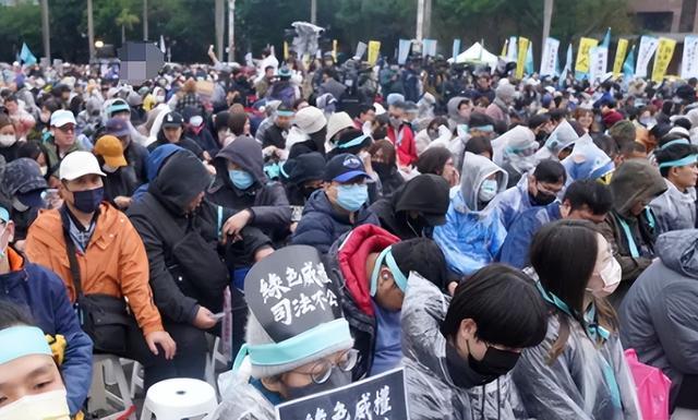 大势已定！蓝营重磅确认，四大大佬集体获邀，郑丽文彻底崛起
 
岛内最新局势尘埃落