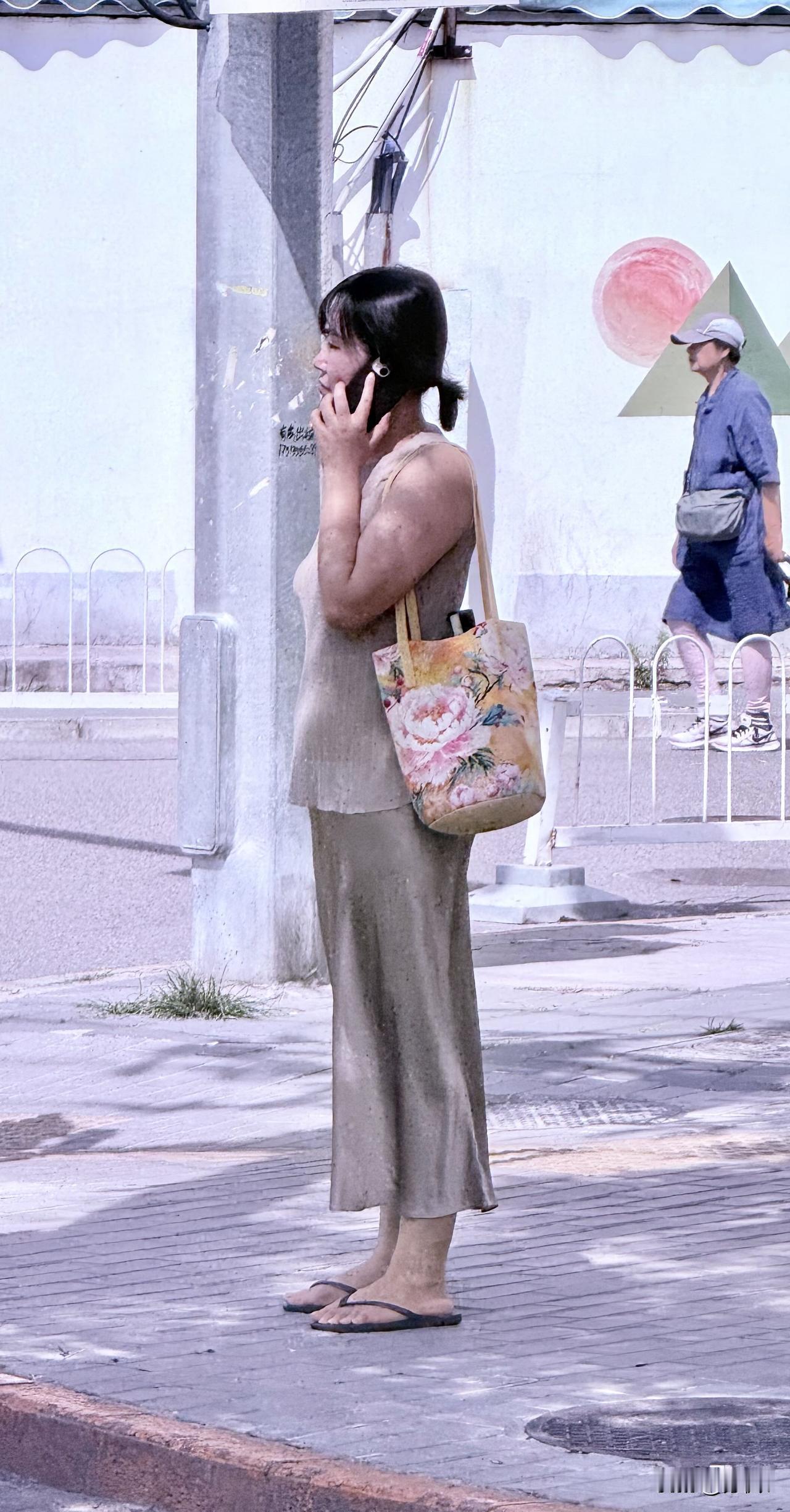 北京街头随手拍：她可能不知道自己有多仙
没有惊艳，没有妩媚，但她的穿着和她的包包