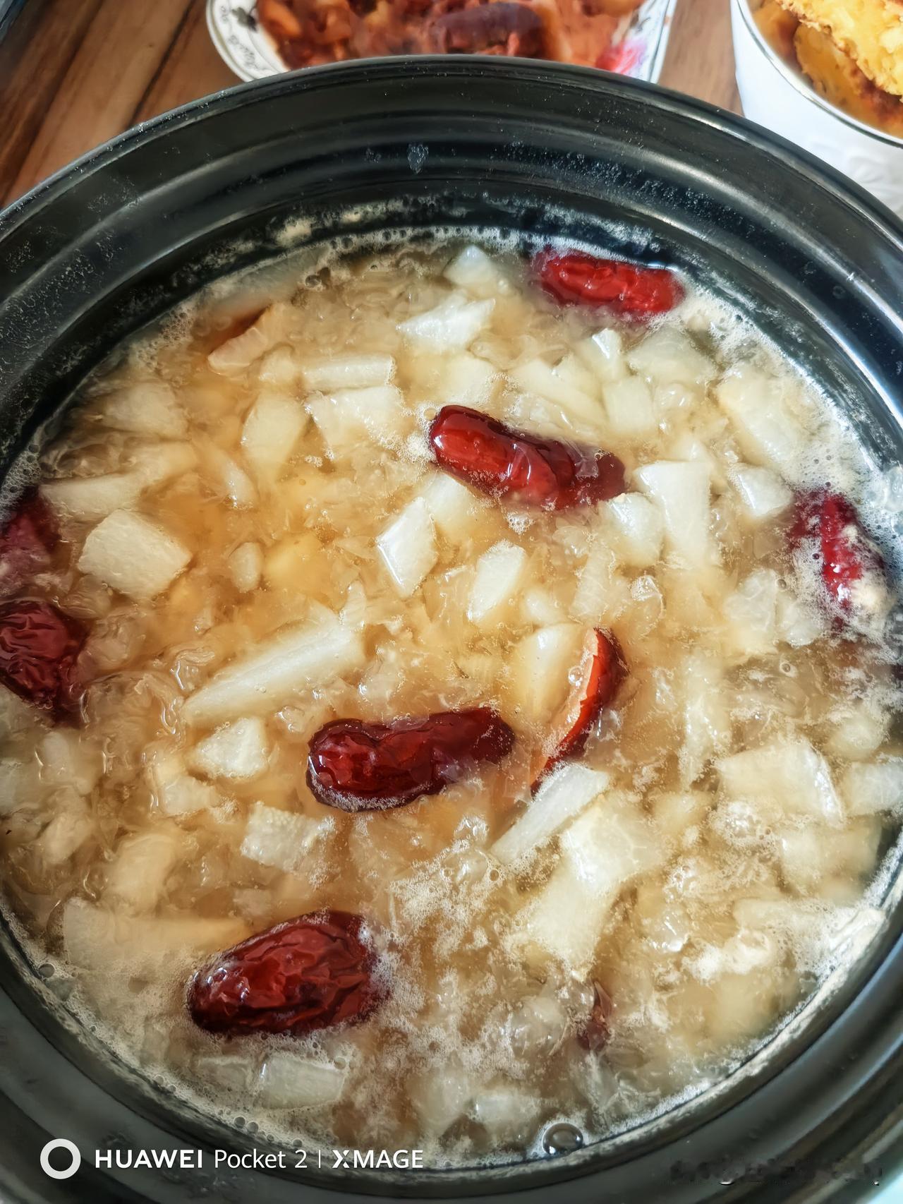 熬了两个半小时的银耳雪梨冰糖。出胶了，特别好，这几天，全家人都感觉干燥上火，孩子