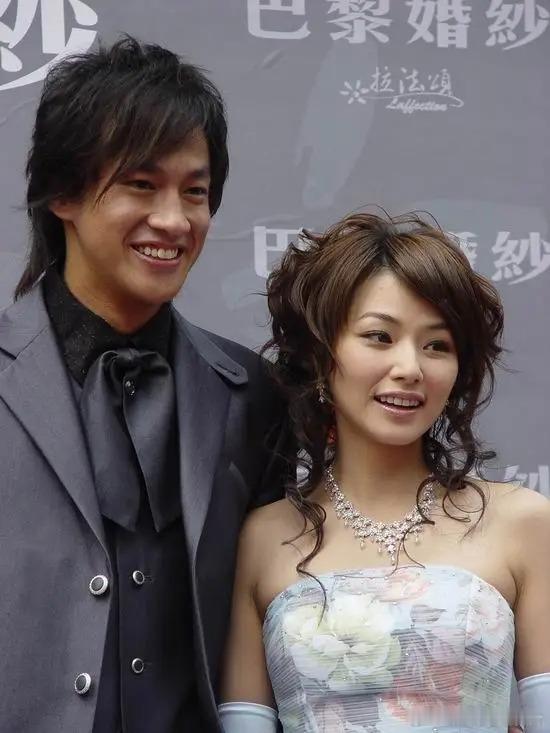2005年，何润东与陈怡蓉在上海出席巴黎婚纱的代言活动。 