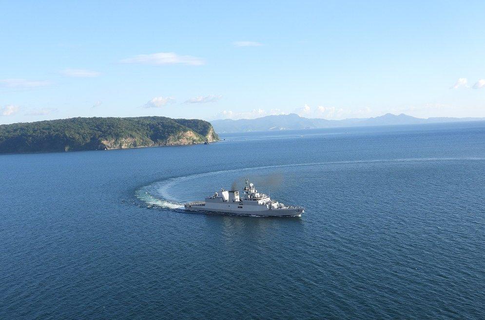 印度海军“卡德马特”号护卫舰与菲律宾“拉蒙·阿尔卡拉斯”号巡逻舰在中国南海进行联