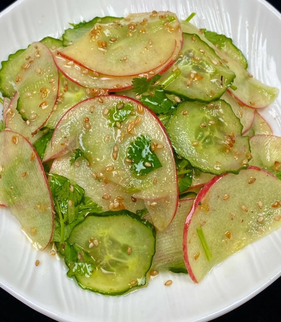 以前哄娃吃菜要追半小时，自从做了这道苹果黄瓜拌菜，我家挑食娃居然自己抢着吃！
