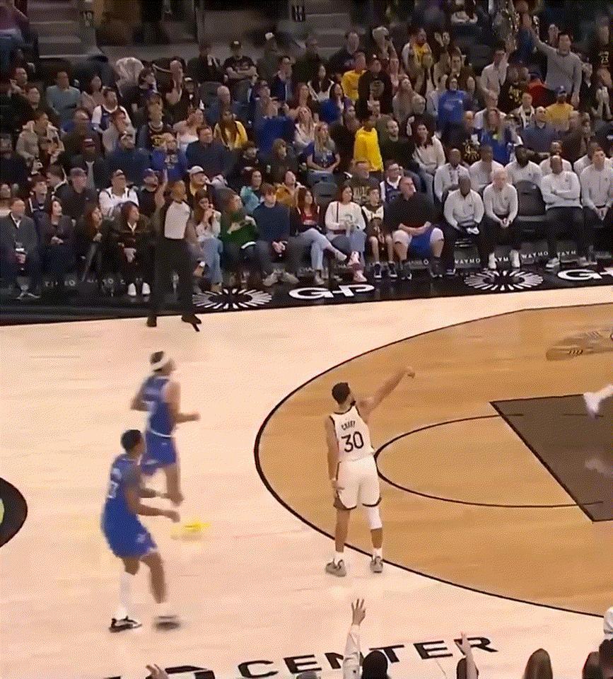 库里笑死我了🤣～搁着疯马秀呢？ 