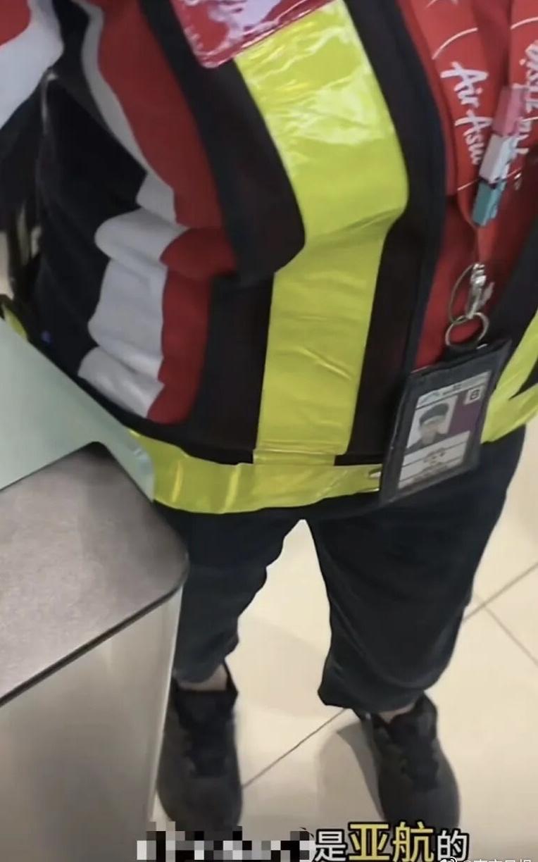 有乘客在香港机场乘坐航班时，因为身体不适和工作人员沟通，没想到一开口说普通话，就