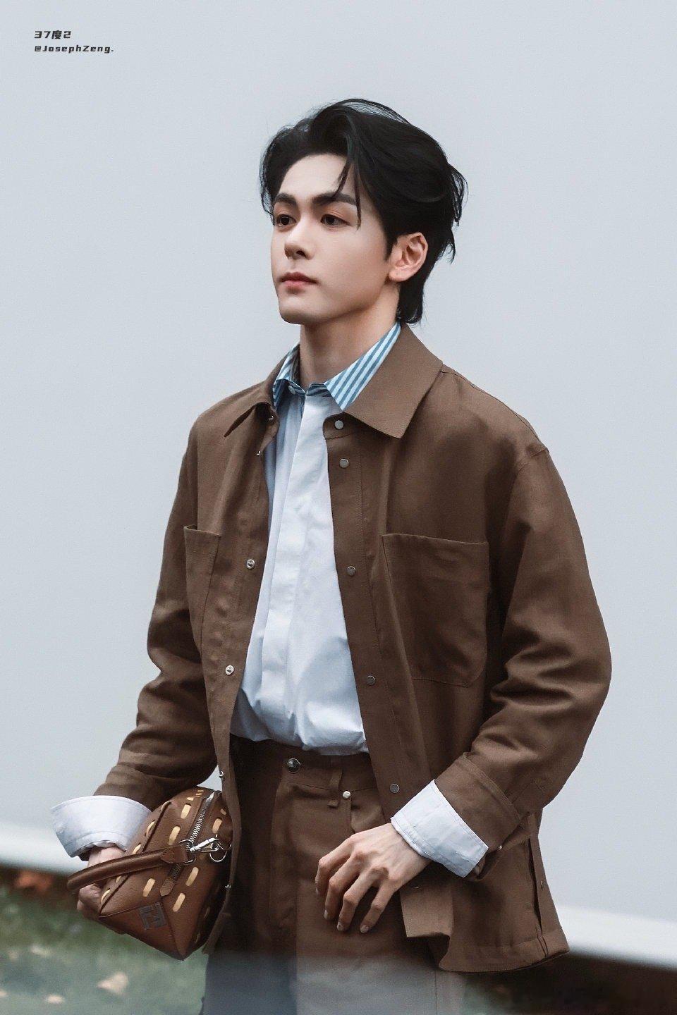 曾舜晞粤语情歌的舒适区 曾舜晞一开口唱粤语歌我就知道对了，咬字舒服又有质感。粤语