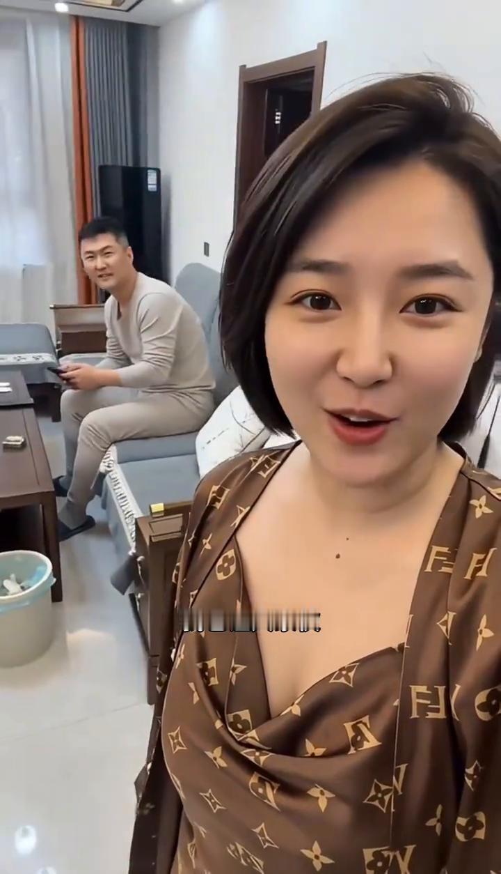 以牙还牙。
我老公天天喜欢看别人媳妇，还说别人媳妇好看。今天我也让大家伙好好看看