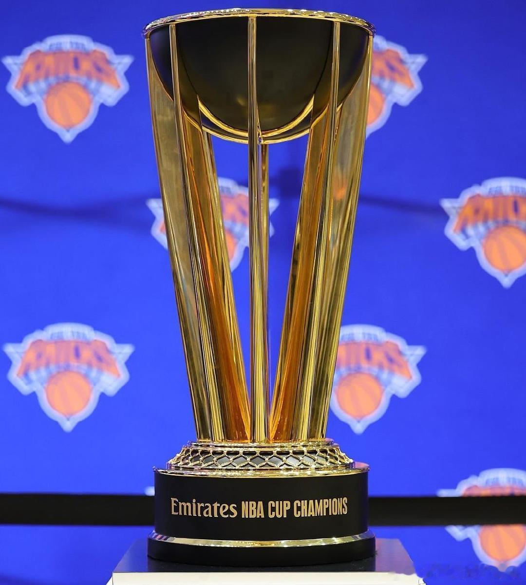虽然没时间进行夺冠巡游，但尼克斯球迷还是有机会和NBA杯的冠军🏆亲密接触：尼克