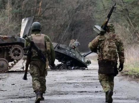 一名俄军士兵将信守承诺体现得淋漓尽致啊，他向他的战友的母亲许诺，一定会把他的战友