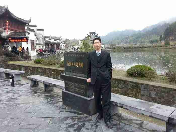 七律.观旧照
逝水韶华安可追，孤峰残照两相遗。
塞云聚散原无定，江月盈亏自有期。