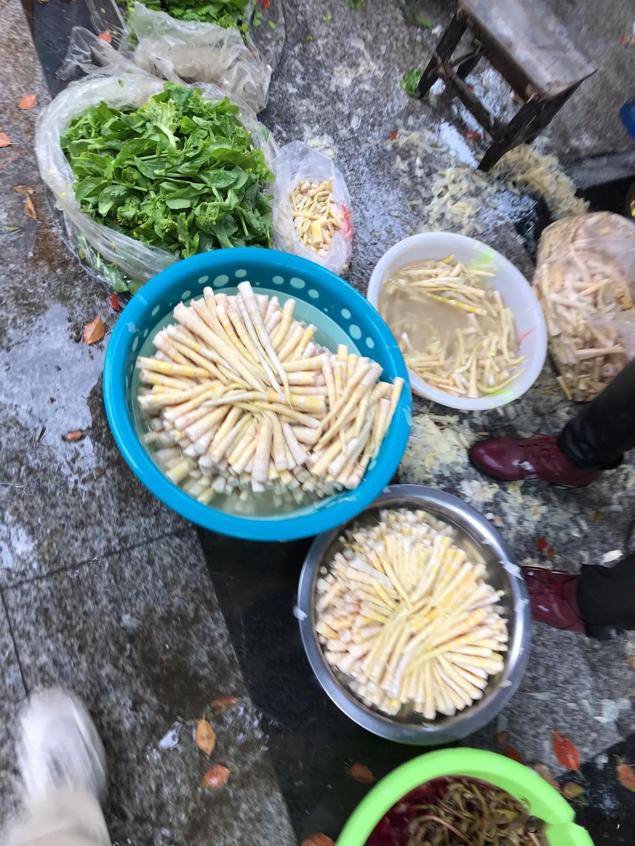竹笋 宁强县城农贸市场旁边的一条街上，下雨天，还是有很多人过来卖竹笋，新鲜的竹笋