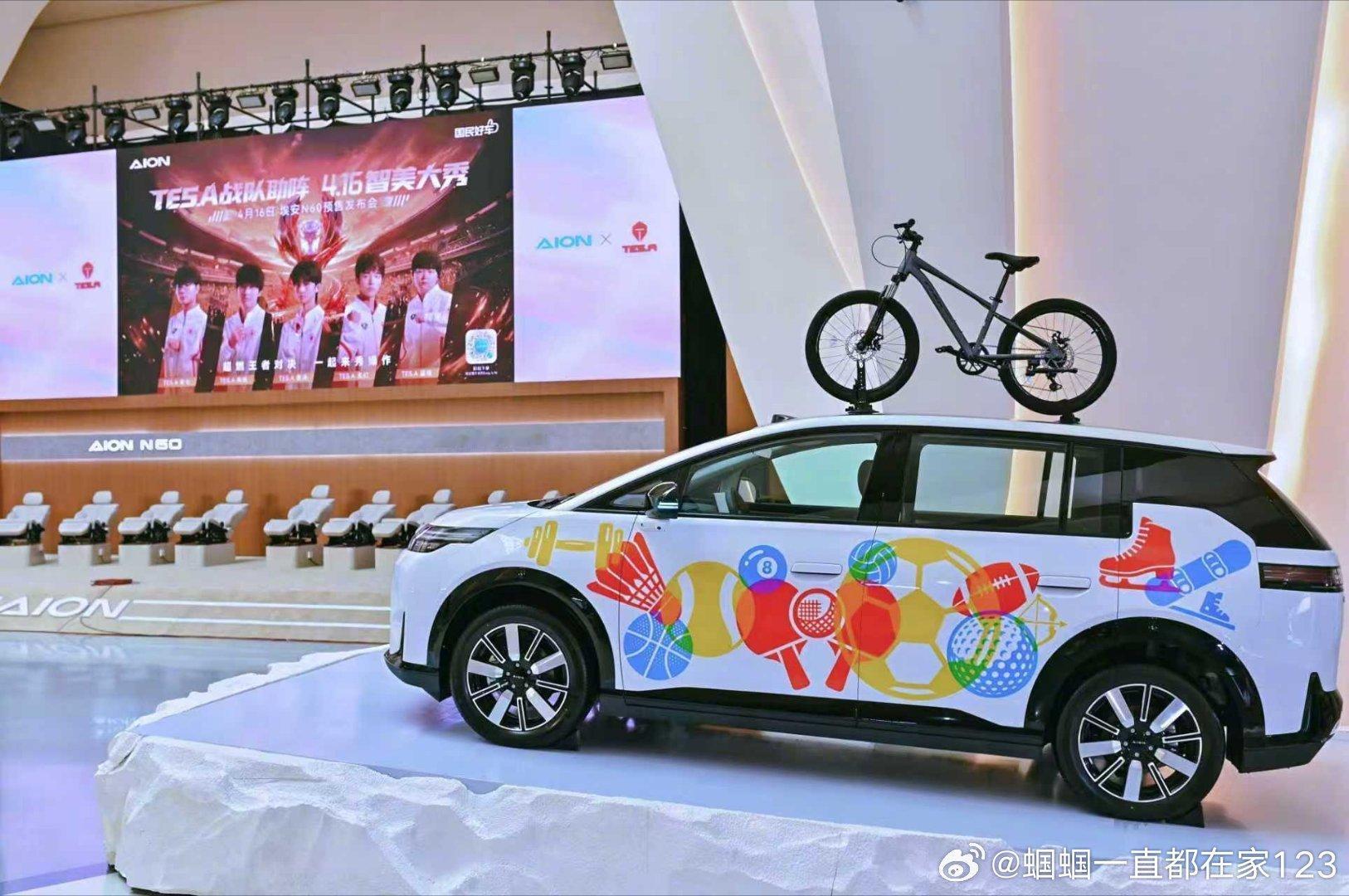 【图1】现场摆放了张雪机车，年轻人的一台摩托车+纯电汽车的小组合还是蛮有趣的。张