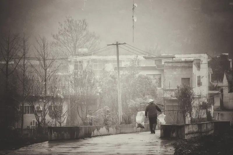 上联：双脚量尽人生路，诚邀下联？只身撑起岁月天