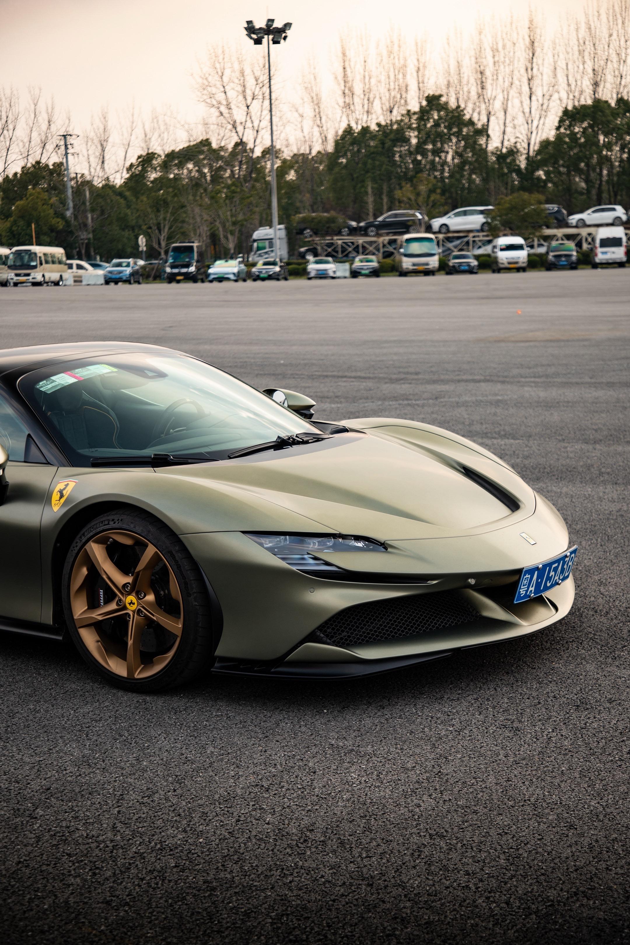 磨砂绿SF90spider.还选了20万的手绘盾徽  今年3月的F1周...