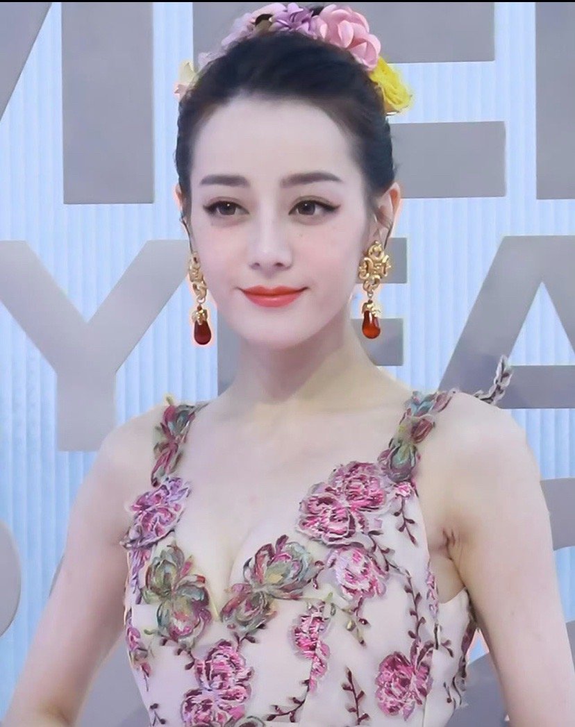 迪丽热巴她把整个春天都戴在了头上🌷花团锦簇的裙装与发饰，衬得她明艳又灵动，像从