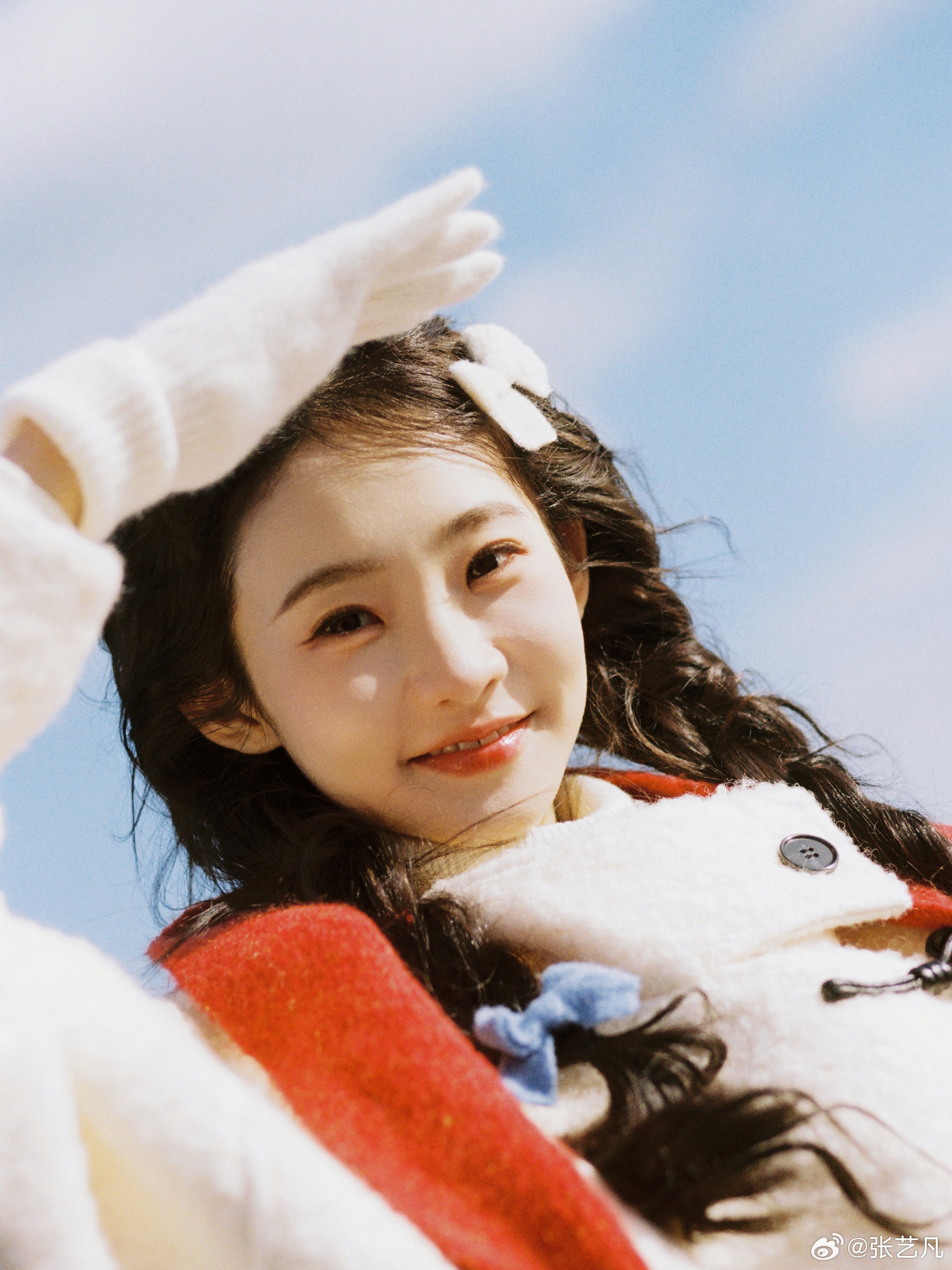 张艺凡自带滤镜的海边张艺凡萌妹的代表 张艺凡自带滤镜的海边，羊毛卷造型甜美可爱，