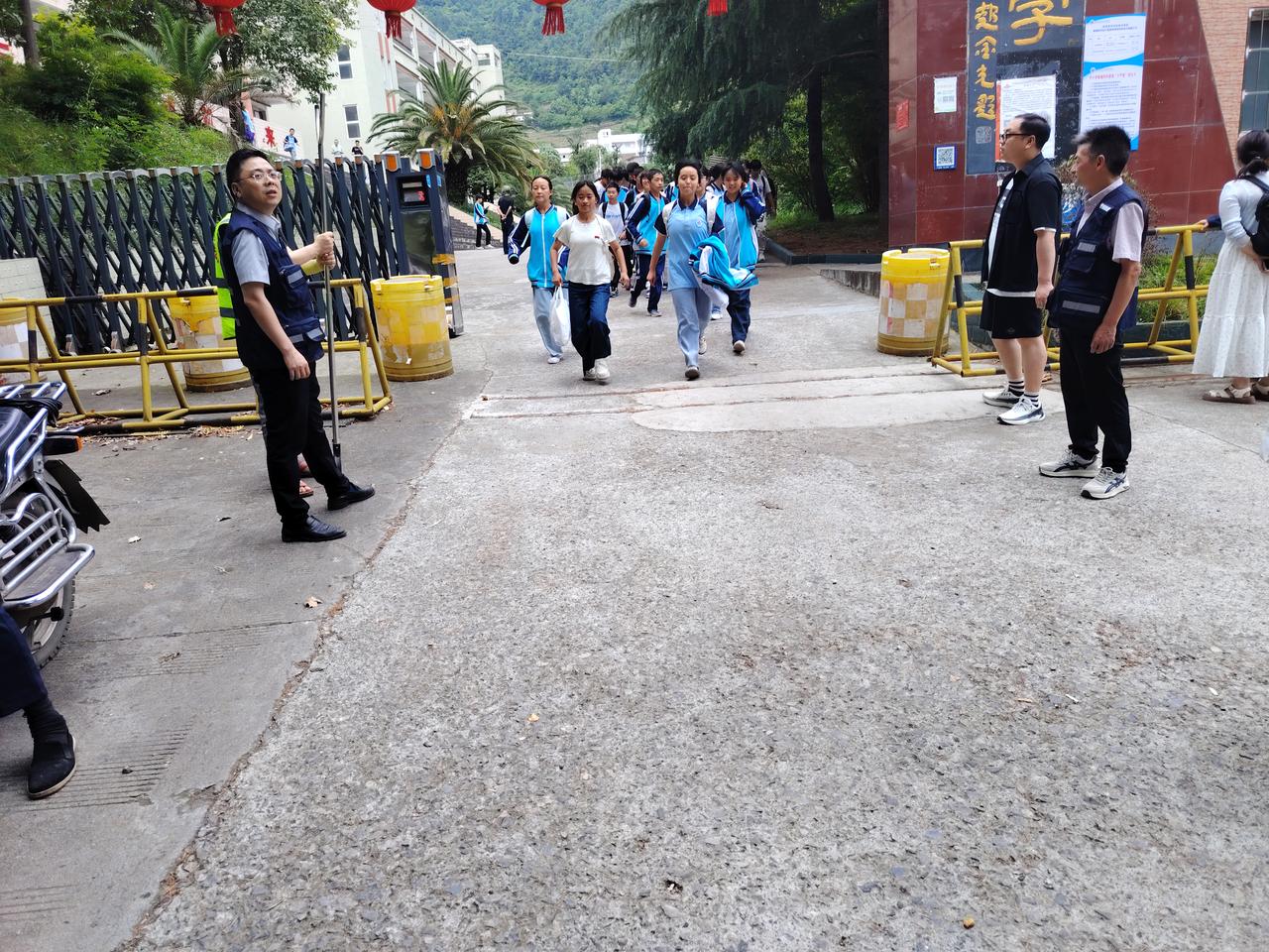 旺苍县双汇镇：构建“五位一体”护学模式  筑牢校园出行安全“通道”
    
 