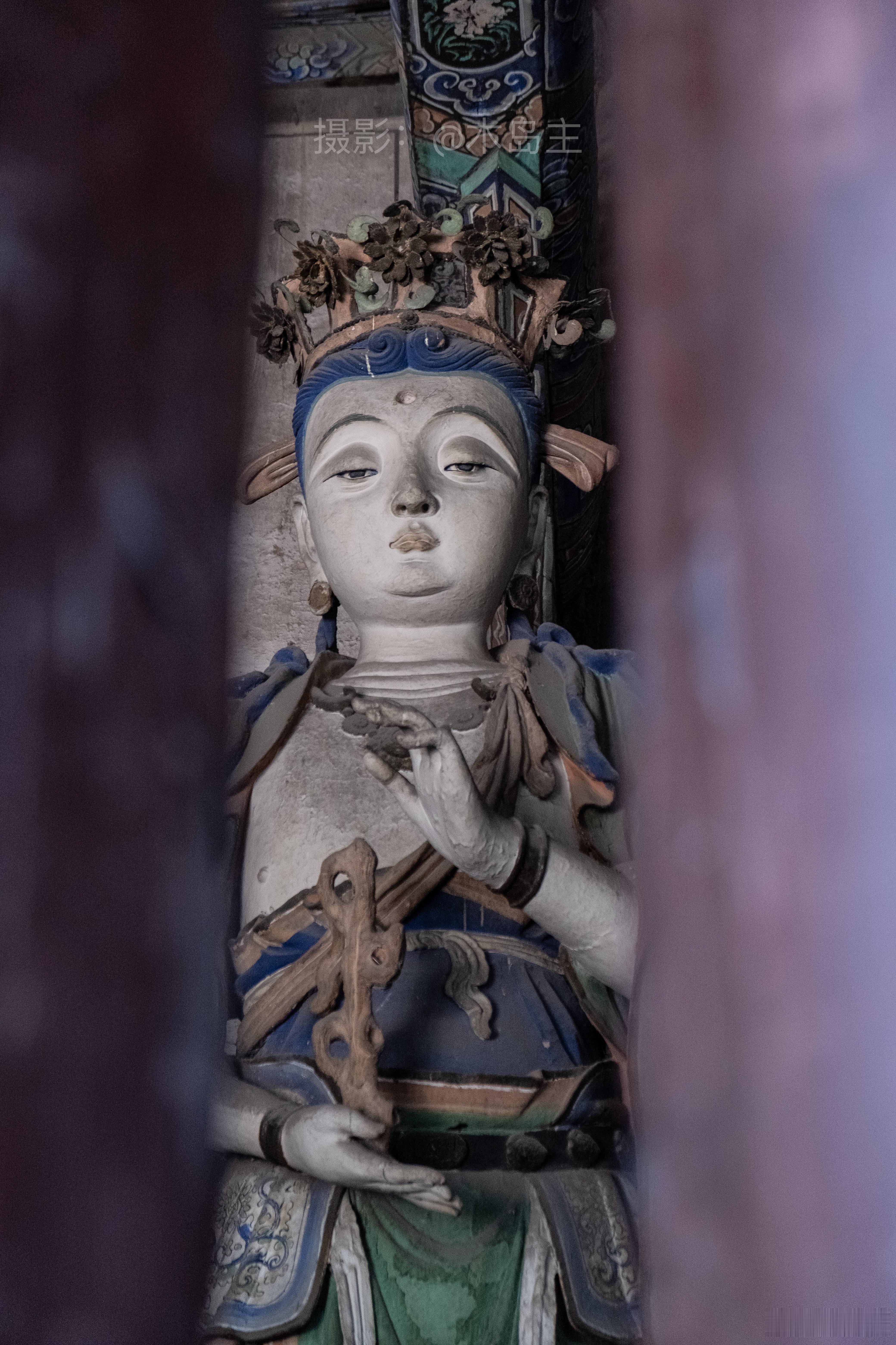善化寺，三圣殿，彩塑，华严三圣殿内还有一块金碑，《大金西京大普恩寺重修大殿记》，