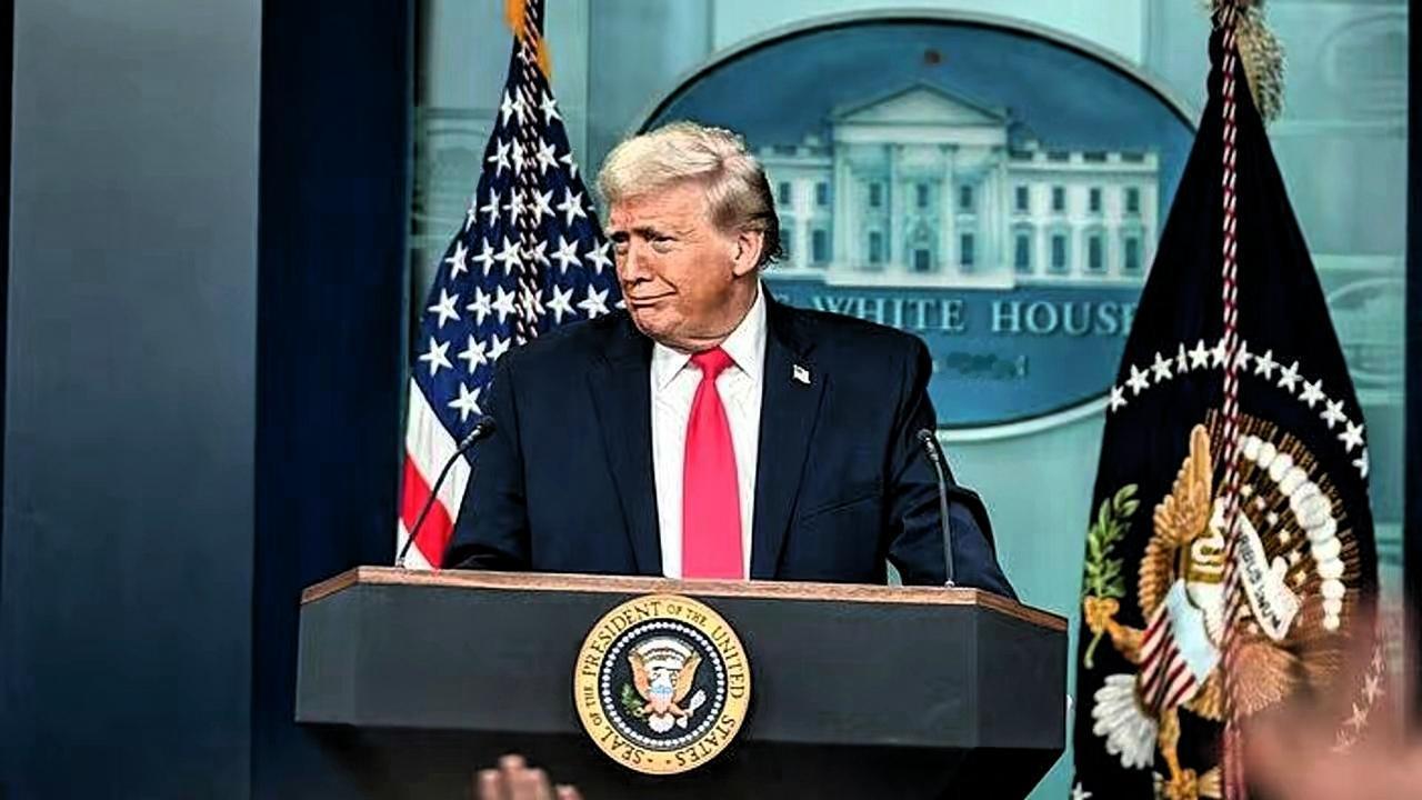 4月15日，特朗普在接受采访时称：“中国非常高兴，我将霍尔木兹海峡永久开放，我这