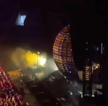 刚刚，周杰伦突发意外！
引爆热搜！
就在今晚周杰伦天津站的演唱会，
现场意外发生