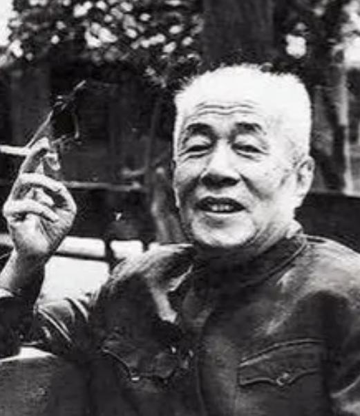 1947年，王冶秋走进院子，看到满院子的人，他知道自己身份暴露了，谁知特务问他的