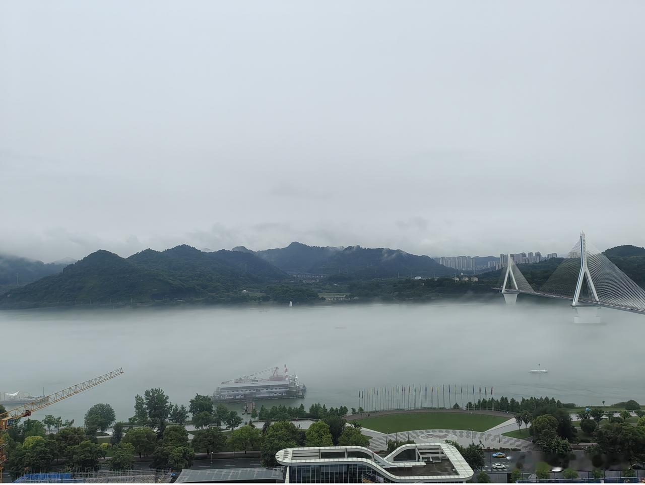 云雾缭绕中的城市天际线，现代与自然完美融合。