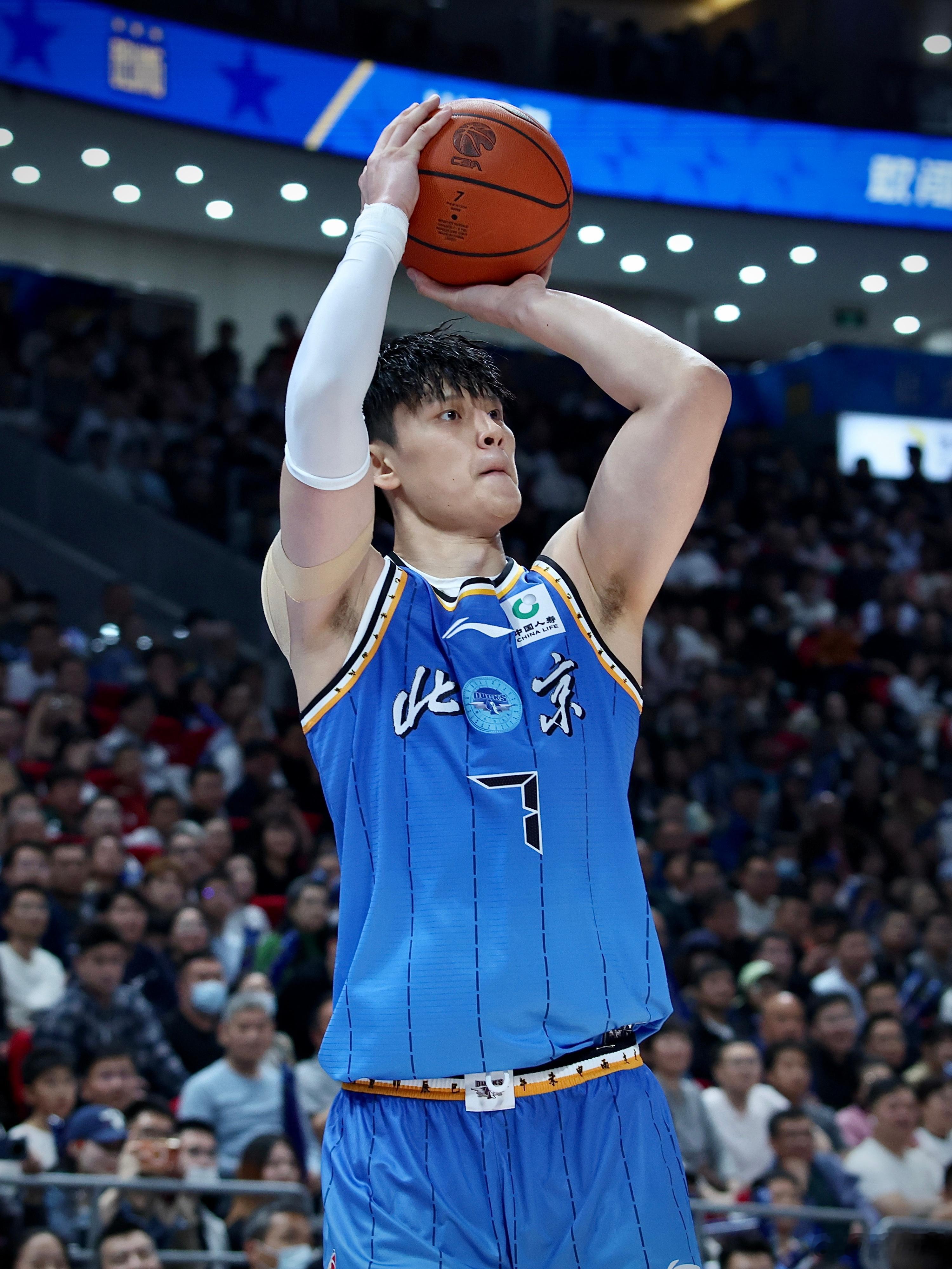 曾凡博这个膝盖伤我想恐怕会恢复的比较缓慢，他自己也说到，现在要在场上与疼痛共处，