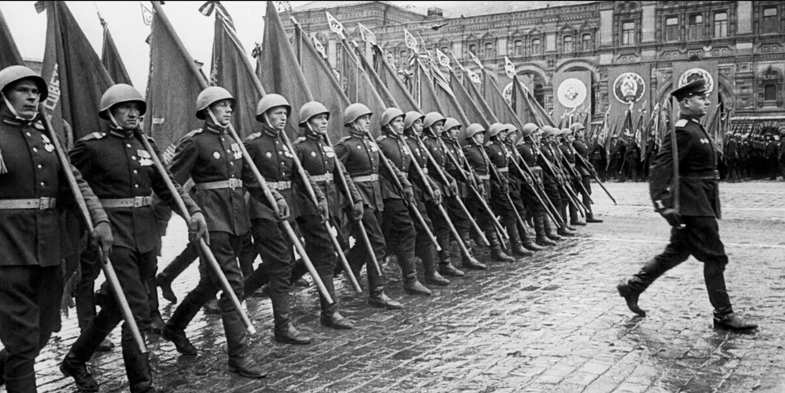 有些人居然想出了阴阳苏联卫国战争史的办法来影射。📍斯大林在1941年红场阅兵演