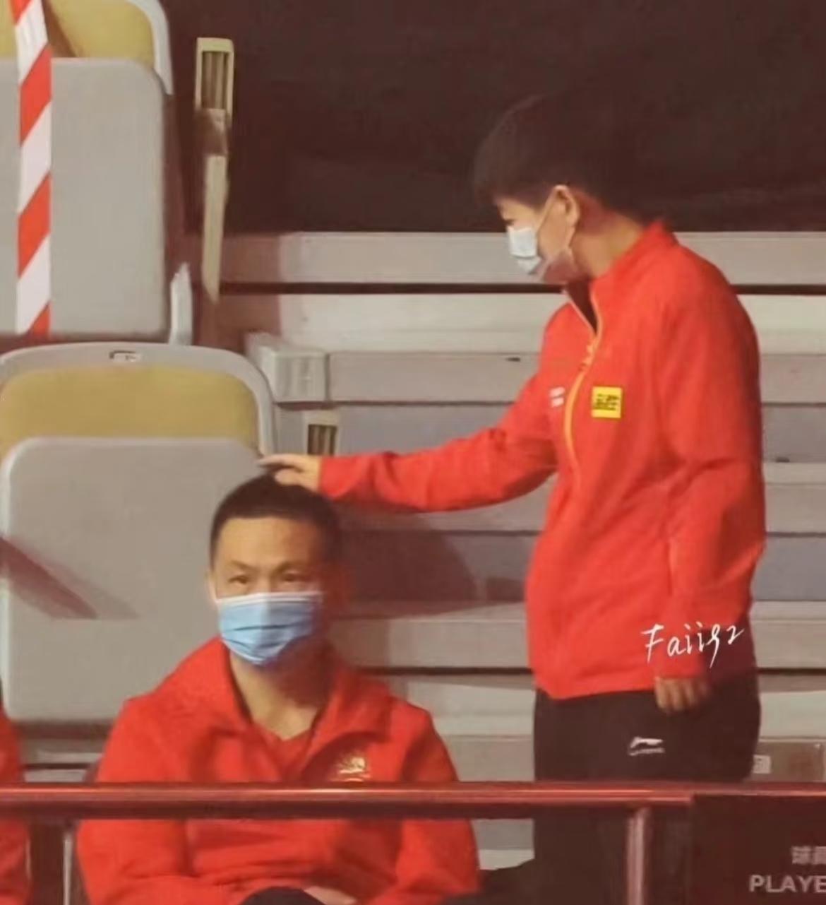 莎莎摸着队医德华的头，这是当亲人对待了。
平时队医德华对莎莎很好，莎莎也是调皮，