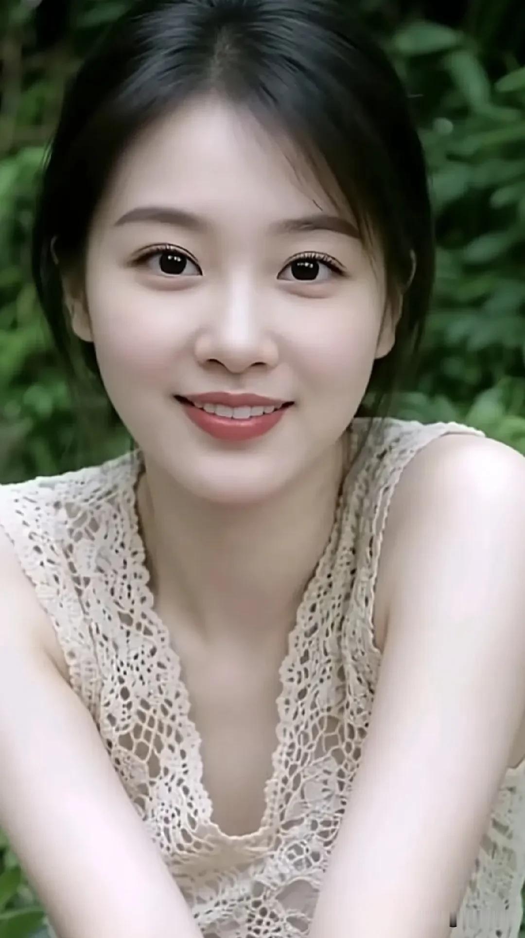 夏日清晨的甜美笑容，自然与优雅的完美结合。
