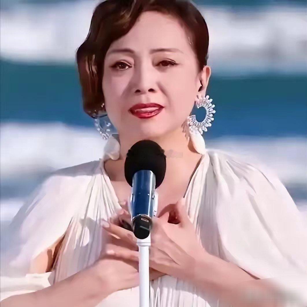 邓萃雯清醒的人生态度，打了多少高喊着“大女主”，实则却永远困在外表上女星的脸。“