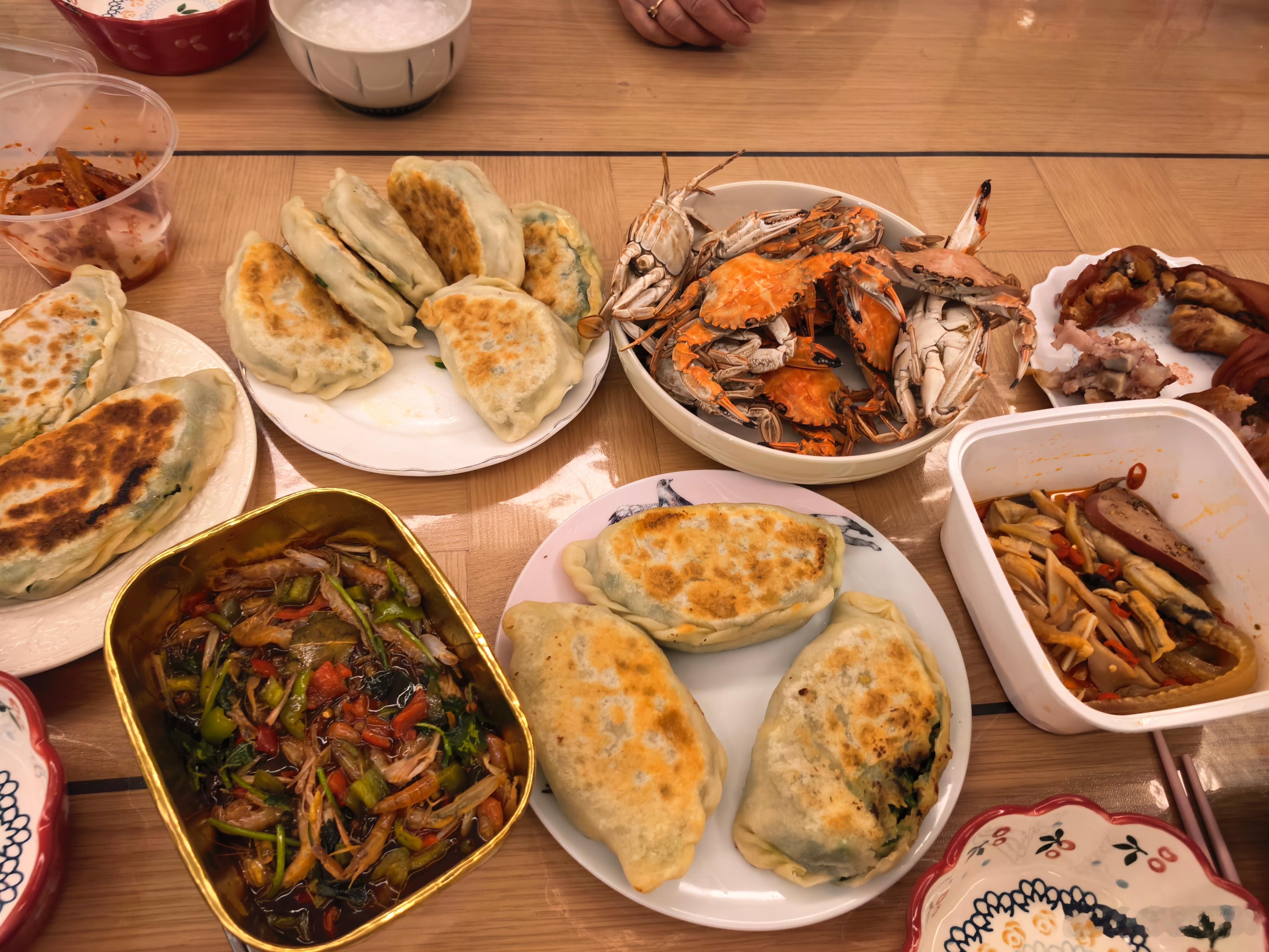 在大连，韭菜盒子可以加各种贝类小海鲜，但扇贝丁是必须有的