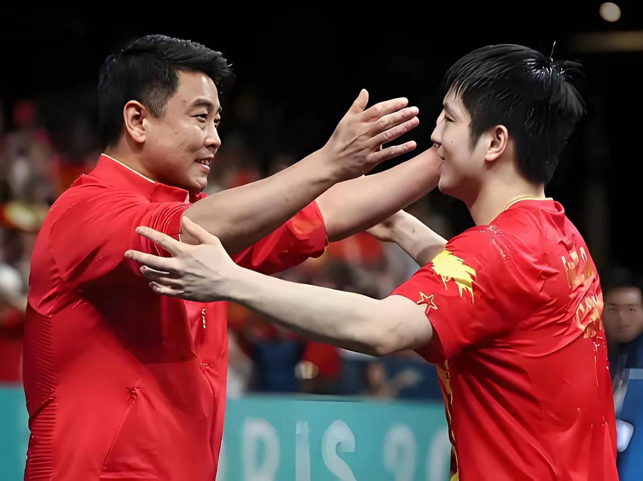 荣耀爱心大抱。樊振东获得奥运冠军的那一刻，教练王皓举起双手紧紧地拥抱爱徒，随即把