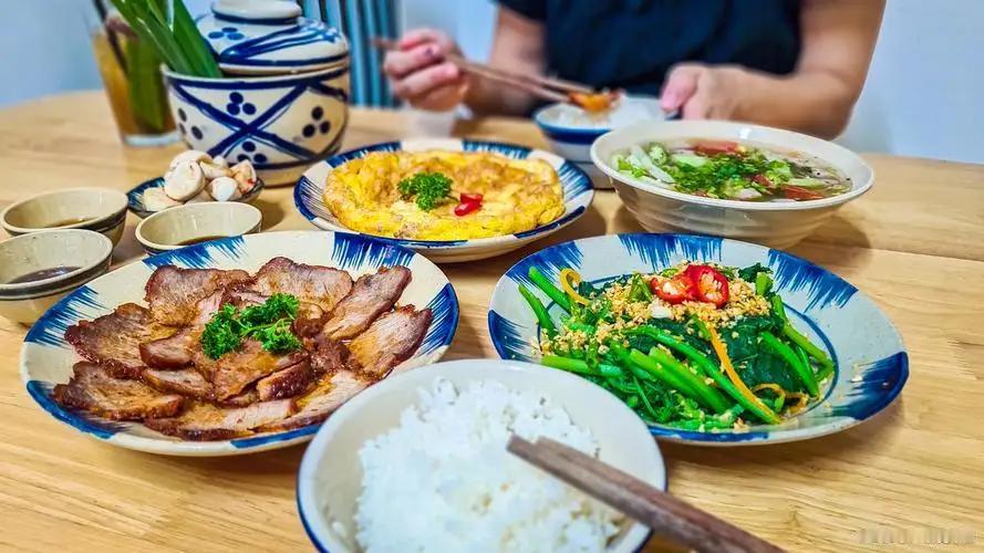 《老年人一日三餐很重要》

合理安排老人早餐、午餐、晚餐三个时段，结合进食时间、