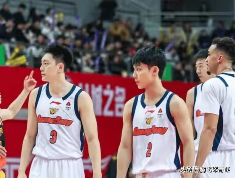 个人认为！广东队最理想的首发阵容应该如下:

1.控卫--徐杰

2.分卫--萨